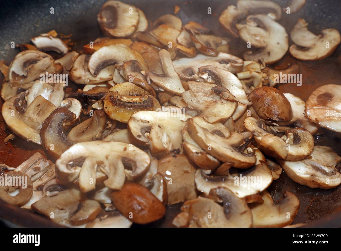 Pilzgerichte in der Küche Eine Pilzpfanne mit gebratenen Champignons ...