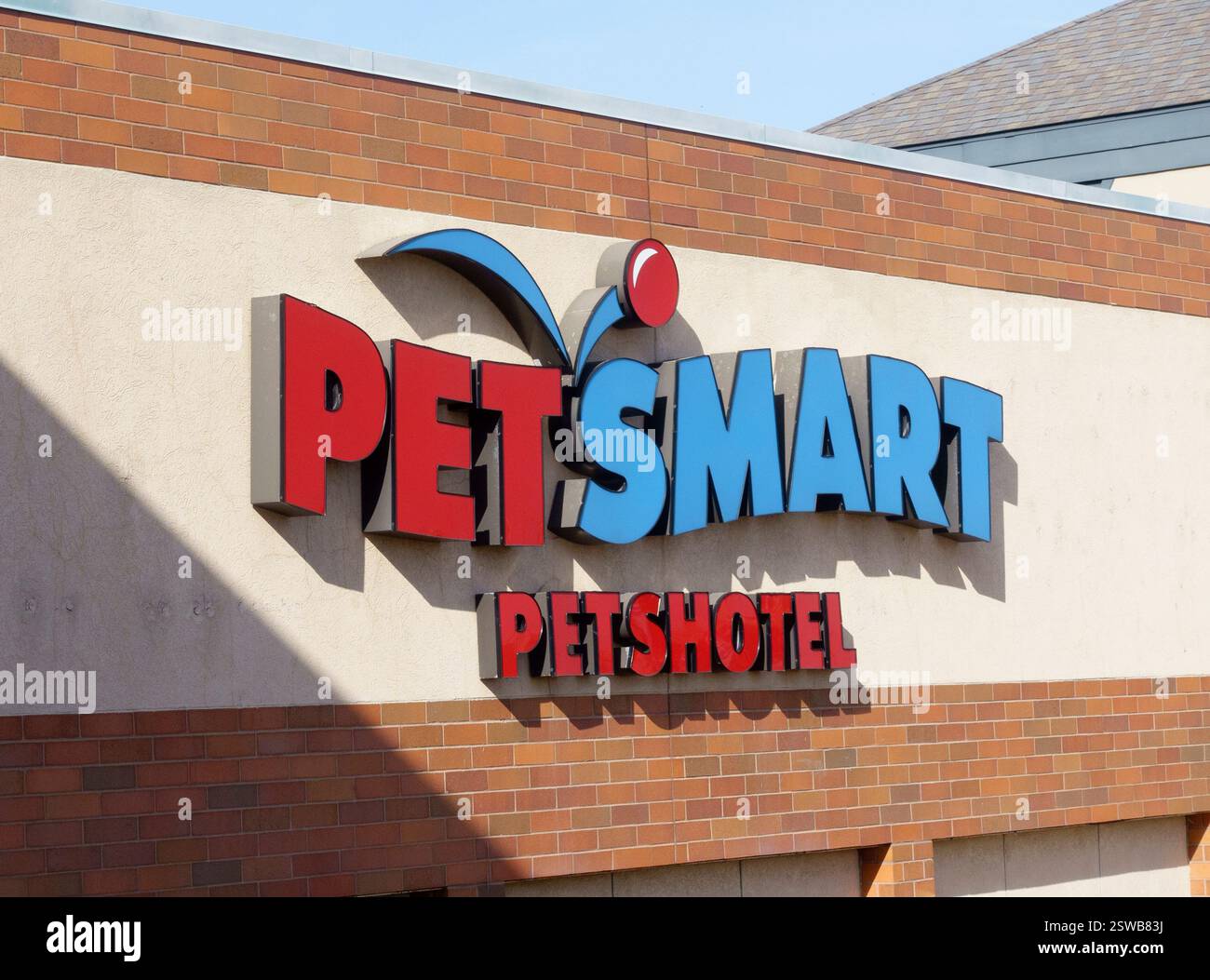 Petsmart building, a privately held chain of pet superstores which sells pet products, services and small pets. St Paul Minnesota MN USA Stock Photo