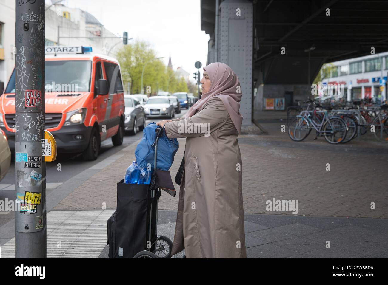 Woman in hijab hi-res stock photography and images - Alamy