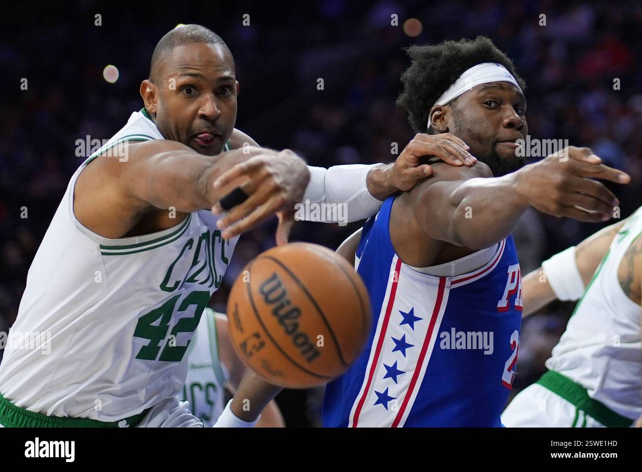 Boston Celtics' Al Horford, left, and Philadelphia 76ers' Guerschon