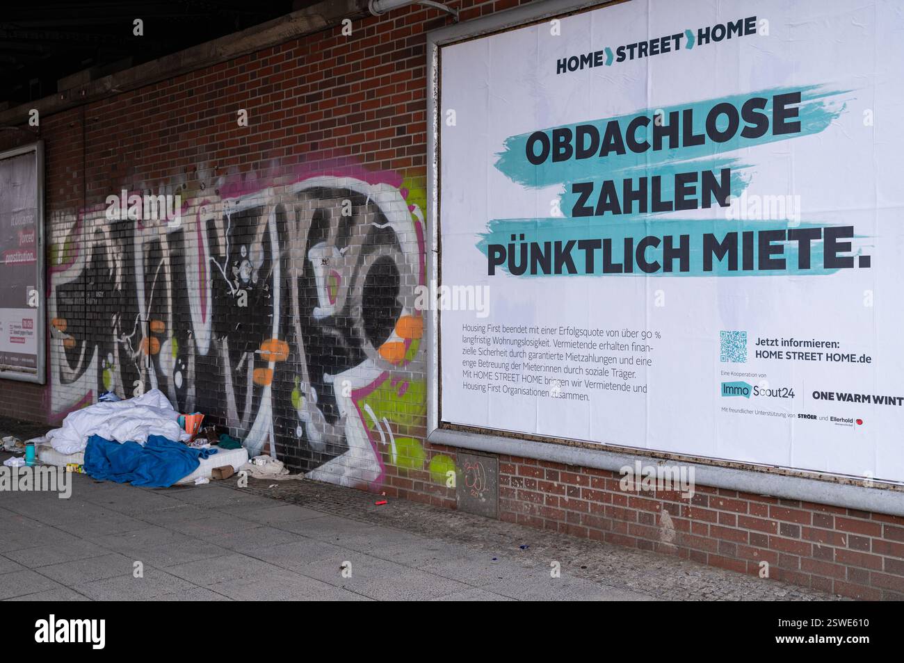 24.01.2025, Germany, , Berlin - A homeless shelter with a mattress ...