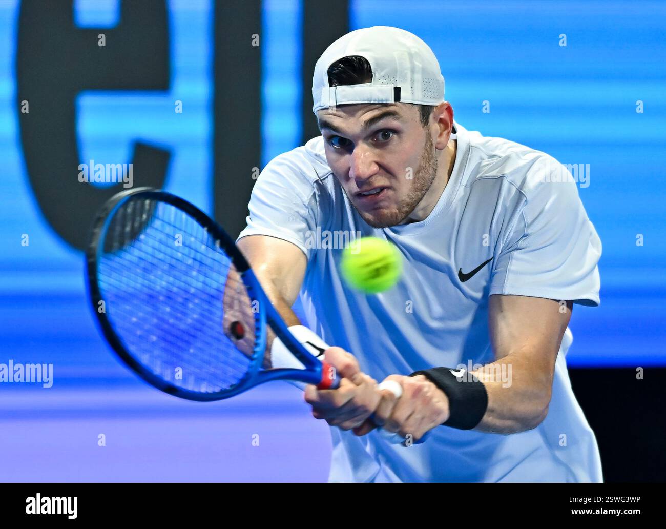 (250221) DOHA, Feb. 21, 2025 (Xinhua) Jack Draper of Britain hits