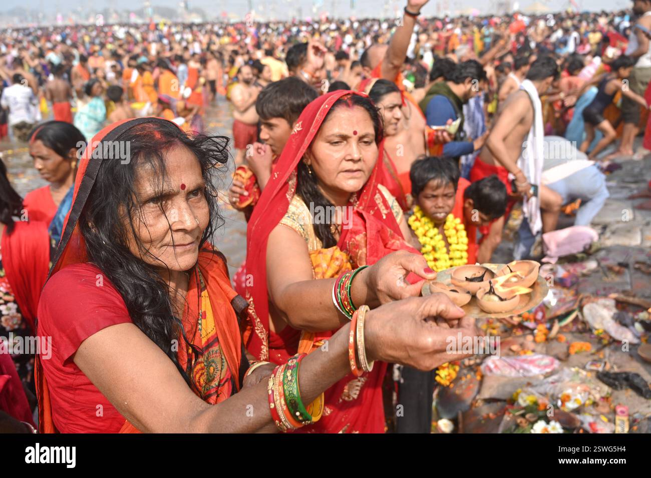Prayagraj, Uttar Pradesh, India. 21st Feb, 2025. Prayagraj: Devotees ...