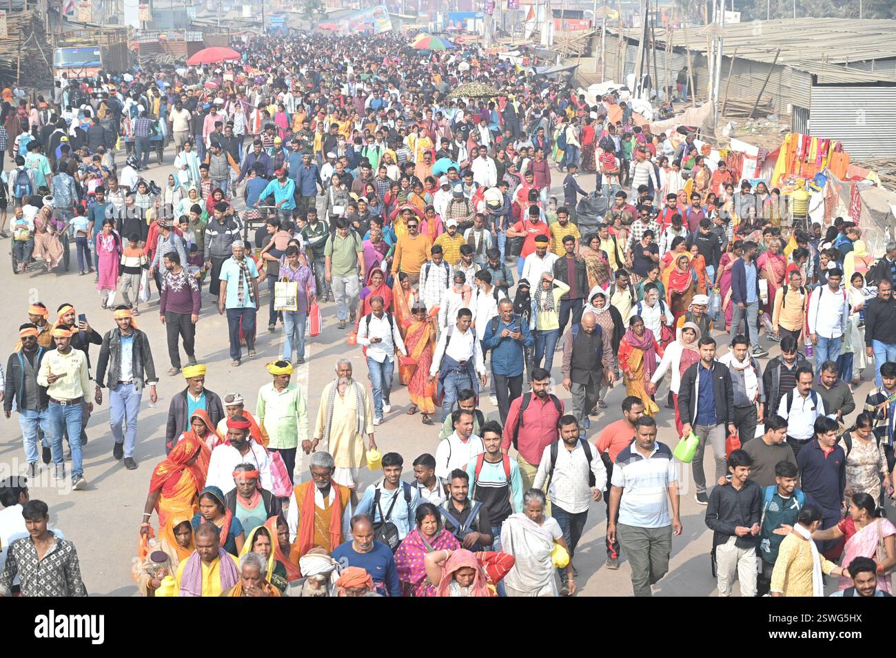 Prayagraj, Uttar Pradesh, India. 21st Feb, 2025. Prayagraj: Devotees walks towards Sangam during ongoing Mahakumbh mela 2025, in Prayagraj on Friday, Feb. 21, 2025. (Credit Image: © Prabhat Kumar Verma/ZUMA Press Wire) EDITORIAL USAGE ONLY! Not for Commercial USAGE! Stock Photo