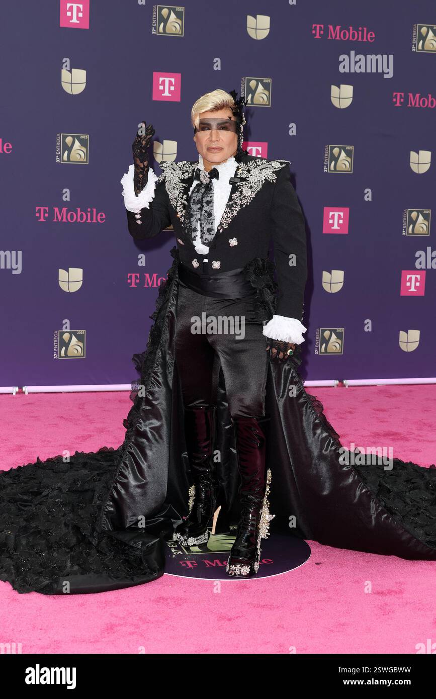 MIAMI, FLORIDA FEBRUARY 20 Eduardo Antonio “El Divo de Placetas” attends Univision