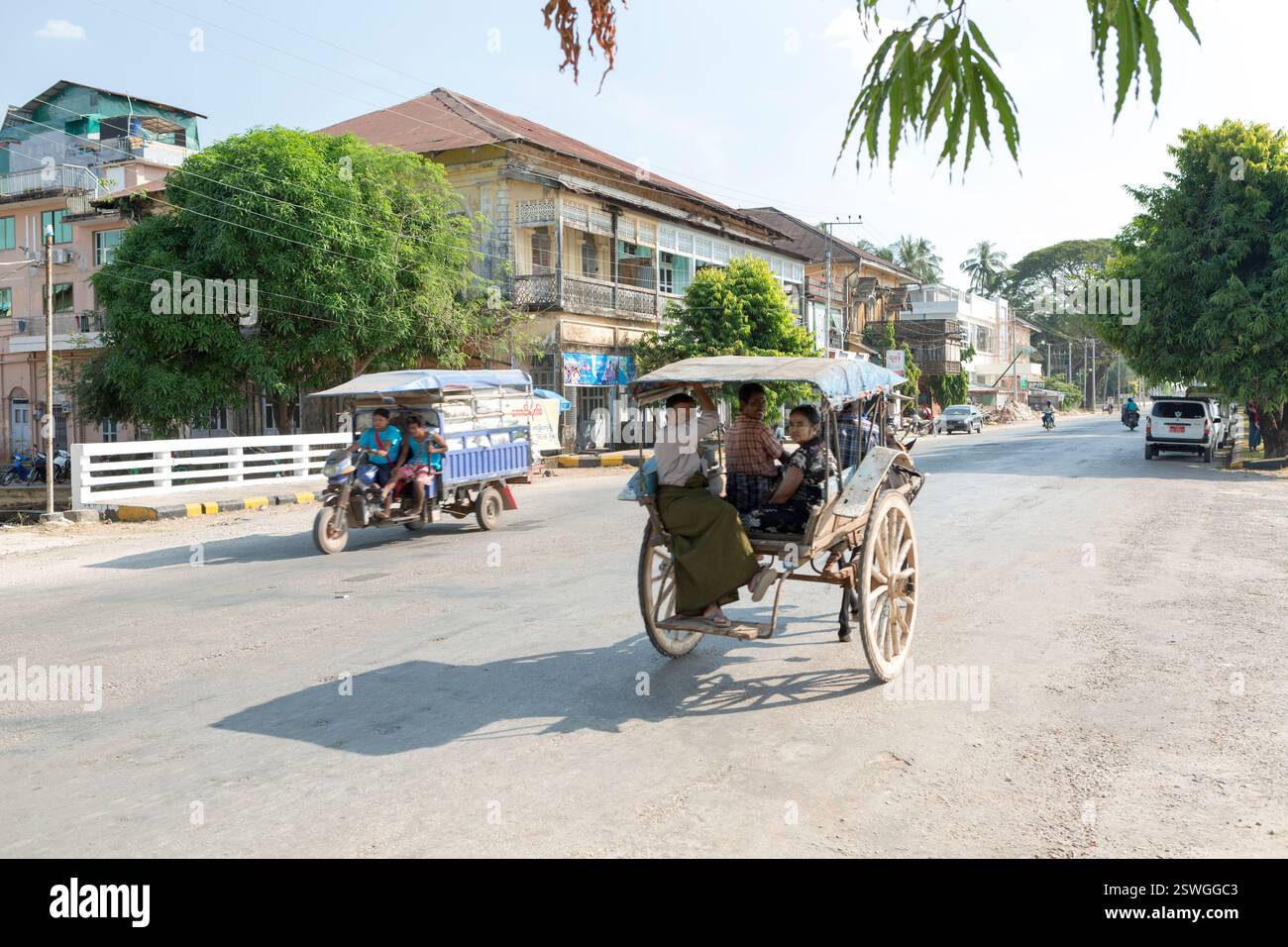 Horse Riding Rickshaw Horse rickshaw hi-res stock photography and images - Alamy