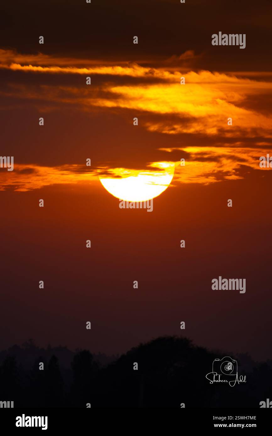 Clouds paint a dreamy sunset over the horizon Stock Photo - Alamy