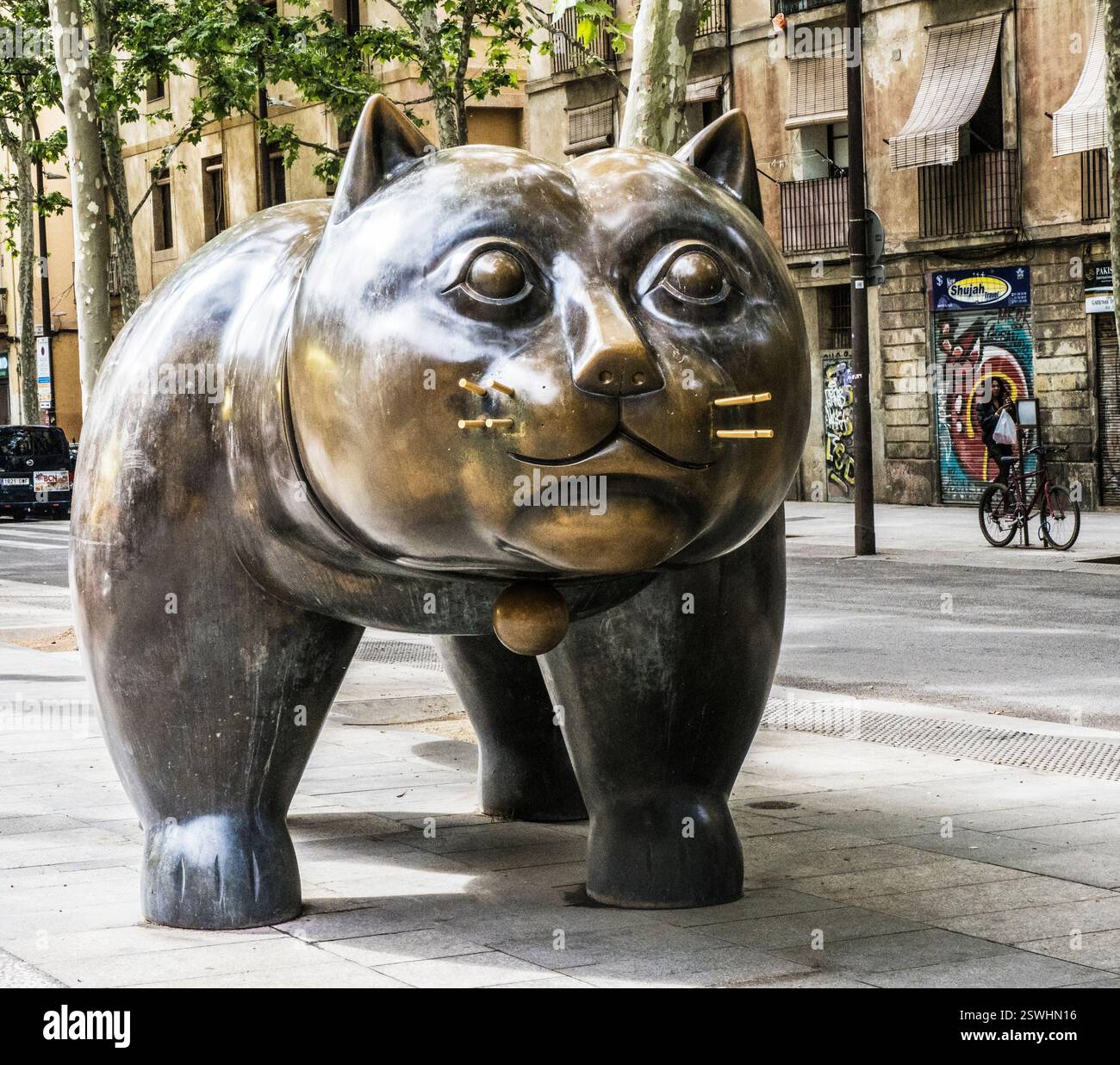 El gato del Raval - a huge bronze cat statue by Fernando Botero in ...