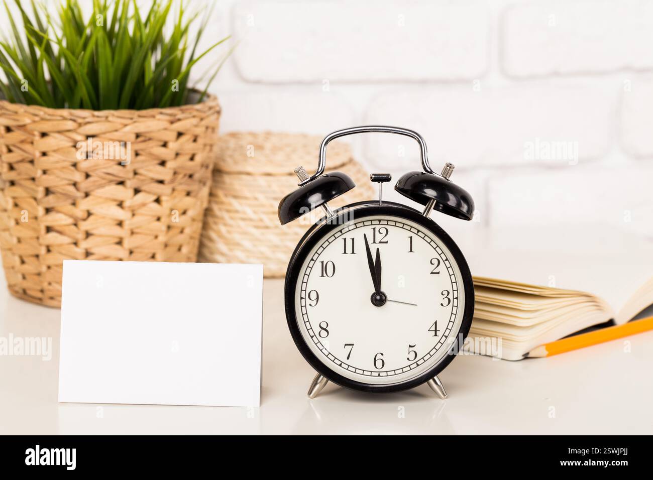 Reminder note and black old-fashioned alarm clock Stock Photo
