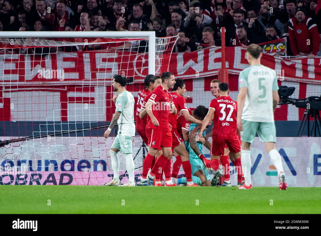 Noah Atubolu SC Freiburg 01 Und Team Um Christian Guenter SC 