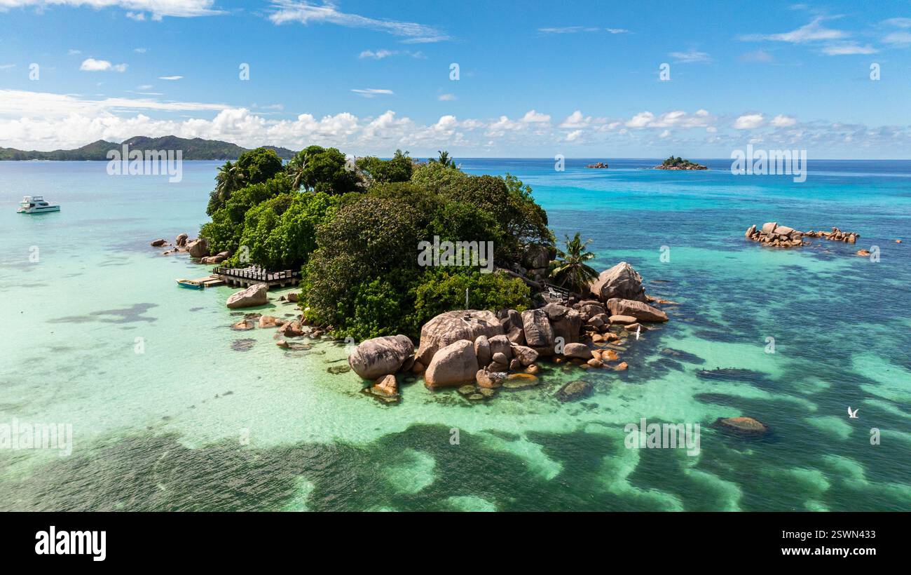 Lush green island rests hi-res stock photography and images - Alamy