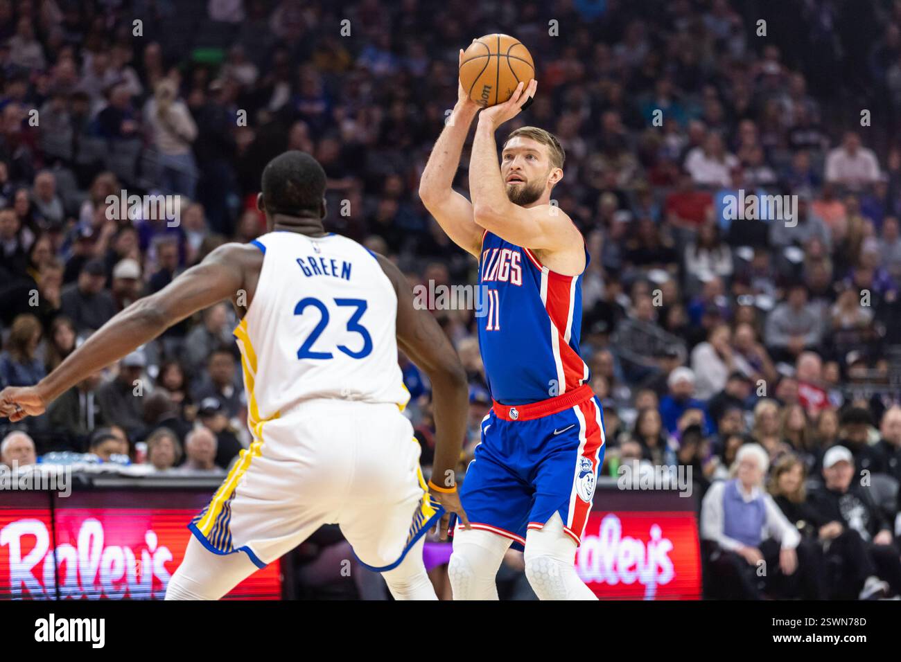 Sacramento Kings forward Domantas Sabonis (11) makes a 3pointer over Golden State Warriors