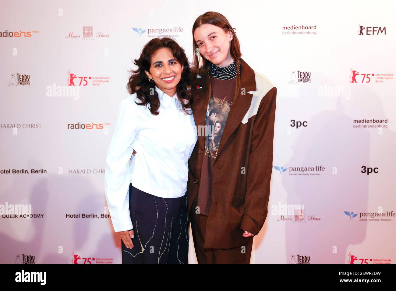 Leela Varghese und Emma Hough Hobbs bei der Verleihung des