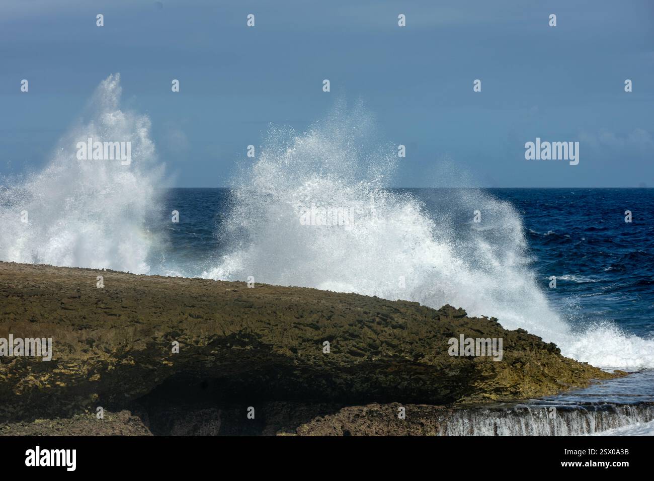 Crashing ocean waves on rocks hi-res stock photography and images - Alamy