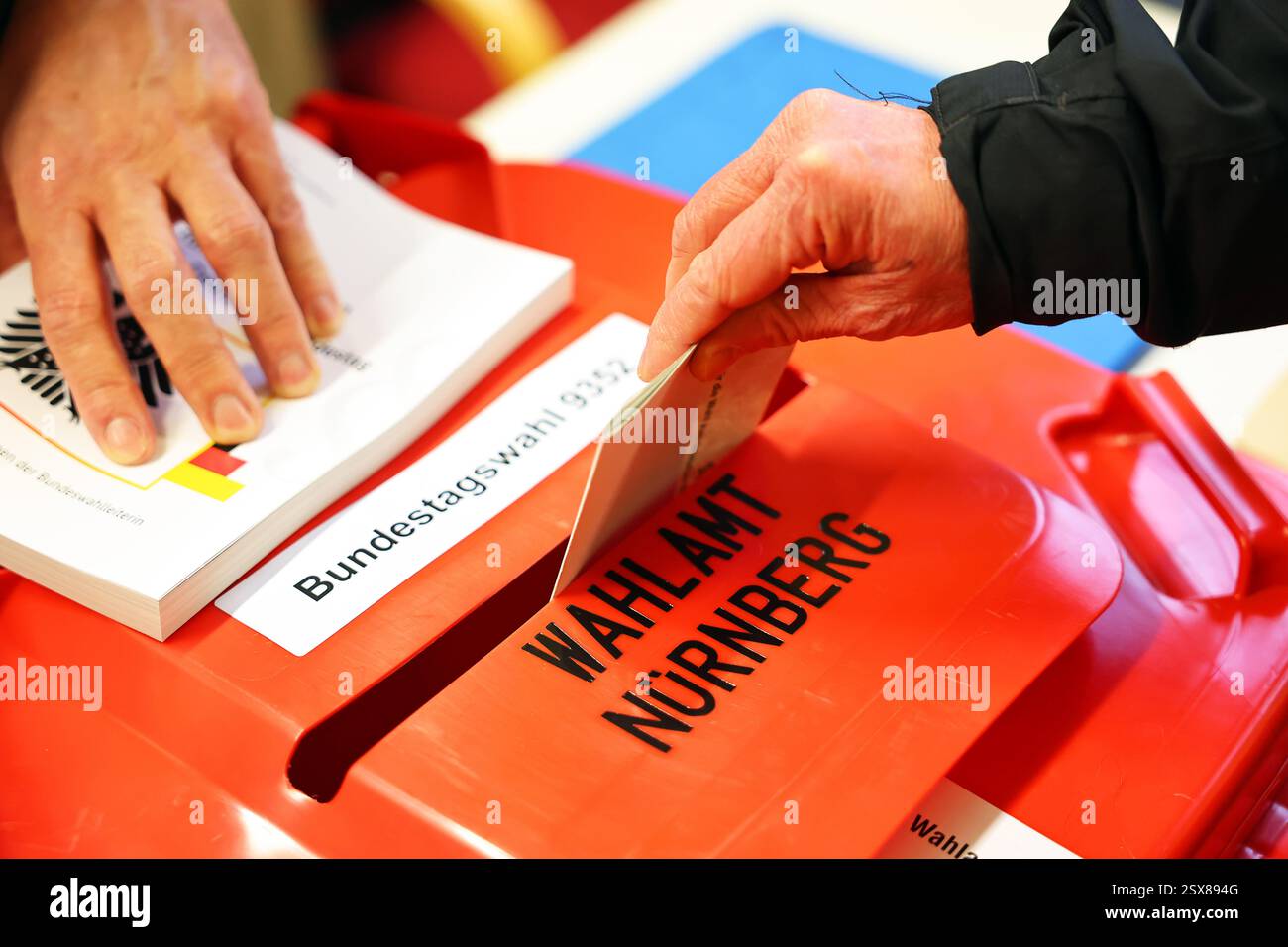 German Polling Landesweit, Germany. 23rd Feb, 2025. A man casts his vote at a polling ...