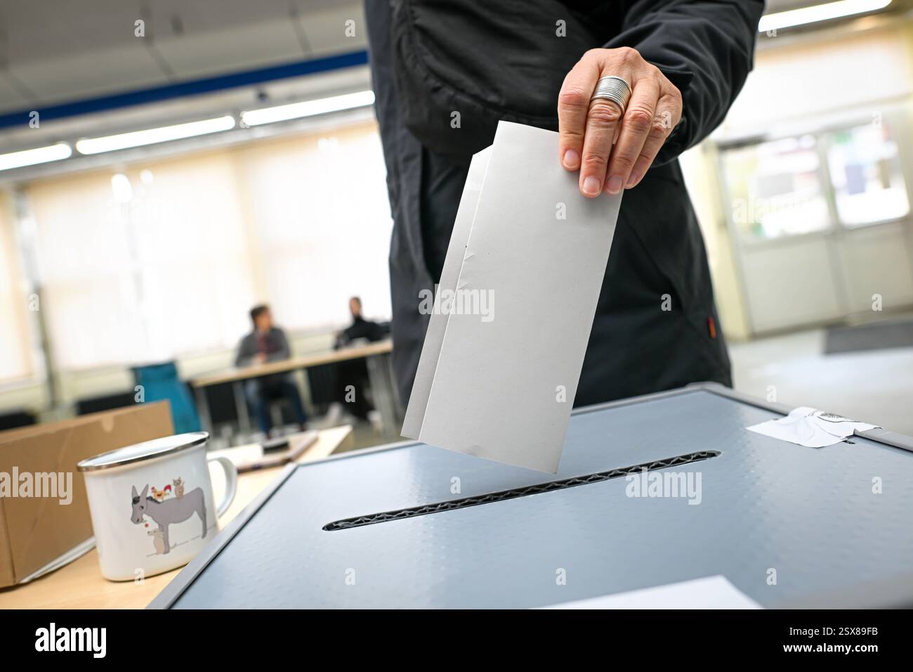 Bremen, Germany. 23rd Feb, 2025. A voter casts her ballot paper for the ...