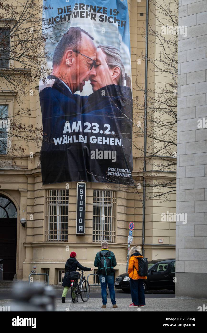 250223, Plakat Friedrich Merz und Alice Weidel am Maxim Gorki Theater ...