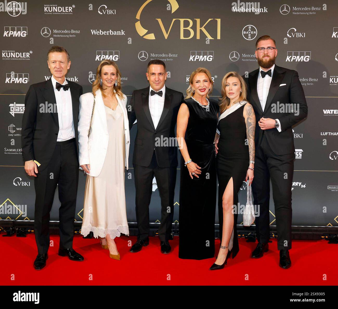 Thomas E. Herrich GF Hertha mit Ehefrau Juliane Ike-Herrich, David Patrick  Kundler mit ehefrau Jasmin Kundler, Erol Bedriye, Maximilian Jäger beim  Ball der Wirtschaft 2025 im who im Hotel Intercontinental Berlin . ***, image size:1300x1190