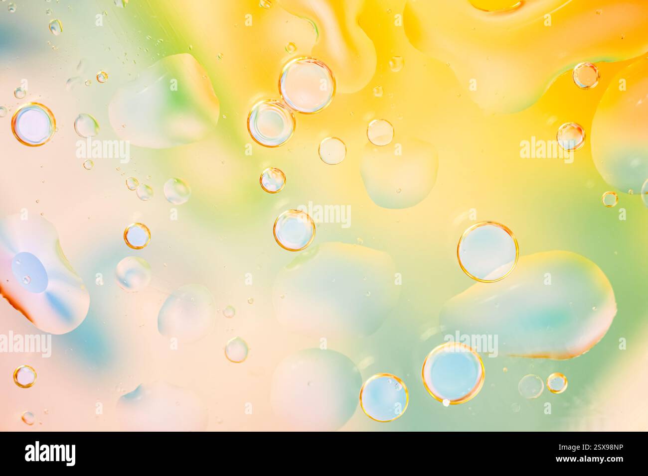 Oil and water bubbles glass hi-res stock photography and images - Alamy