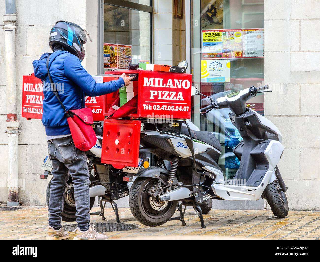 Pizza delivery driver hi-res stock photography and images - Alamy