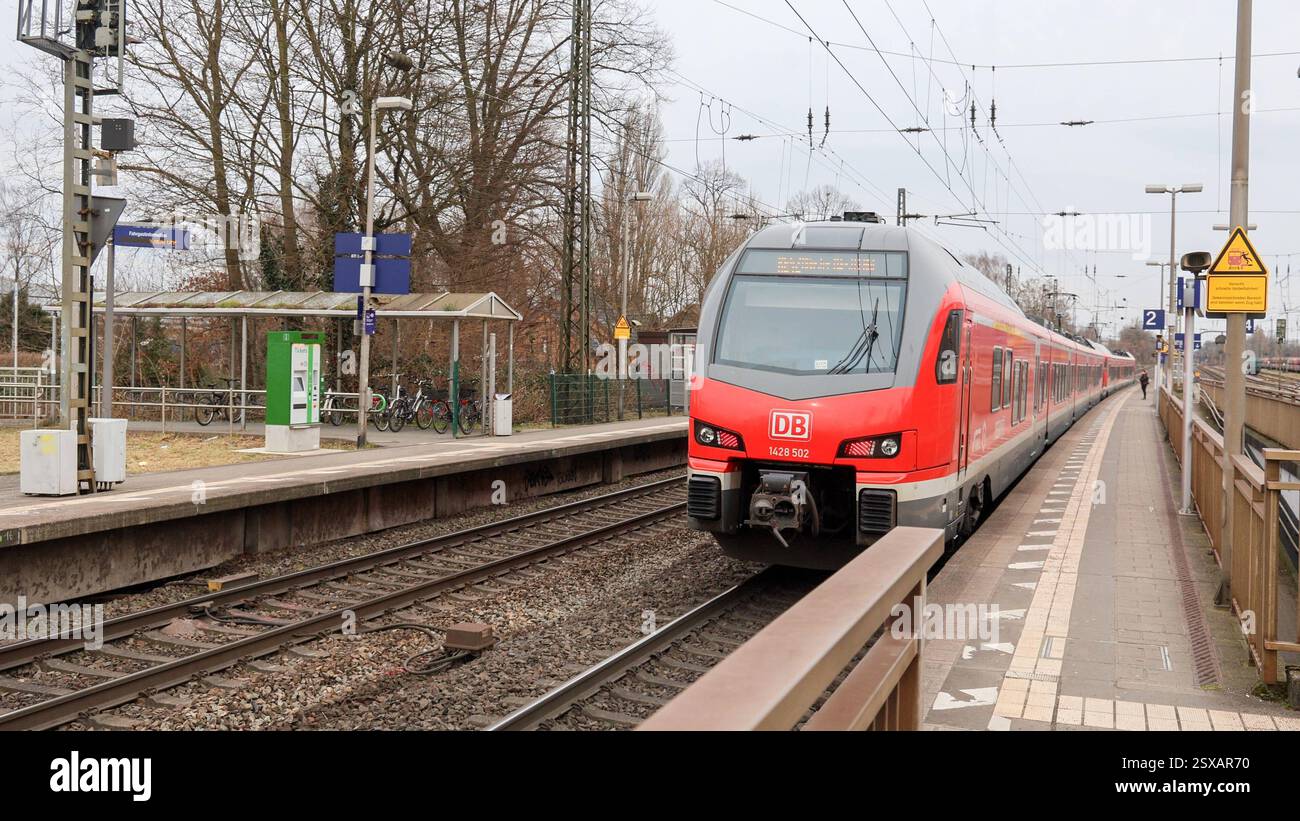 Eisenbahnverkehr in Recklinghausen-Süd. Regionalexpress Zug der ...