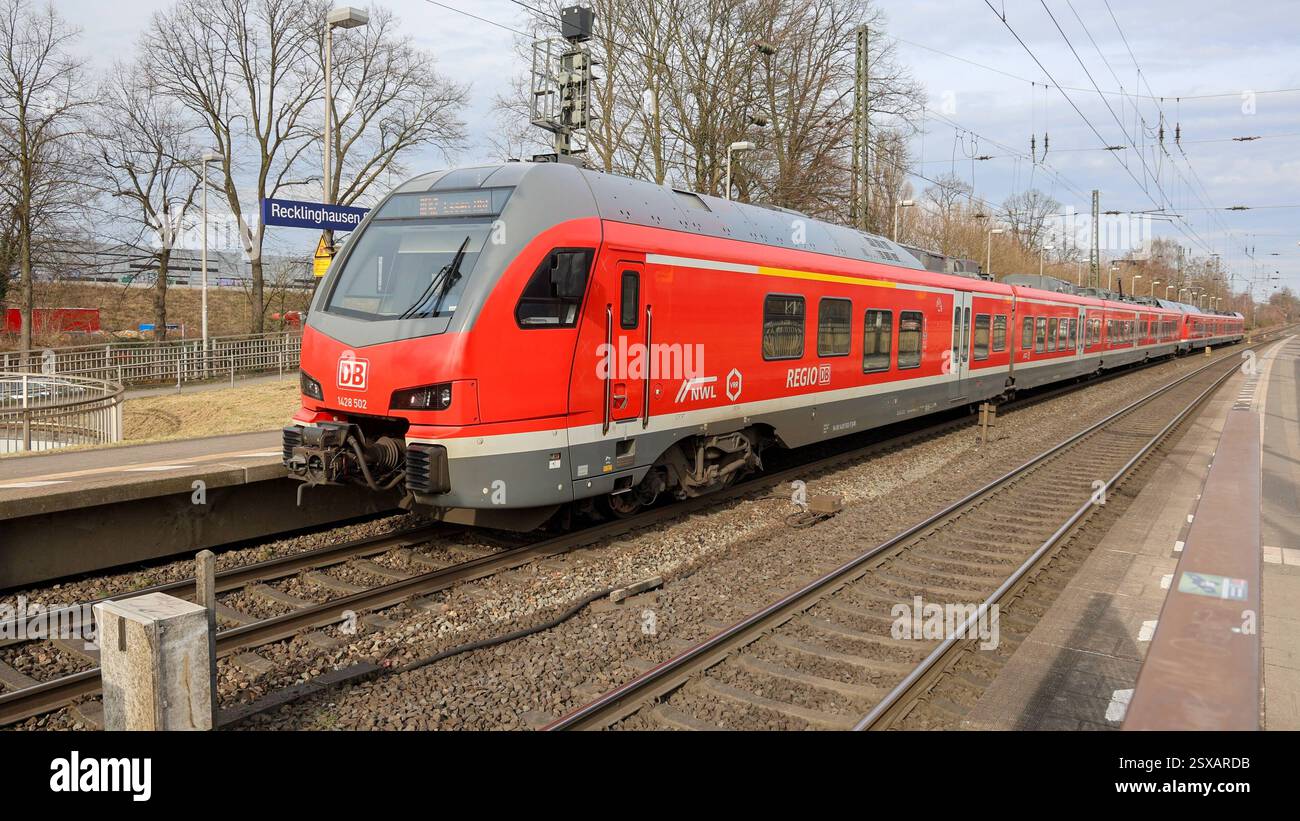 Eisenbahnverkehr in Recklinghausen-Süd. Regionalexpress Zug der ...