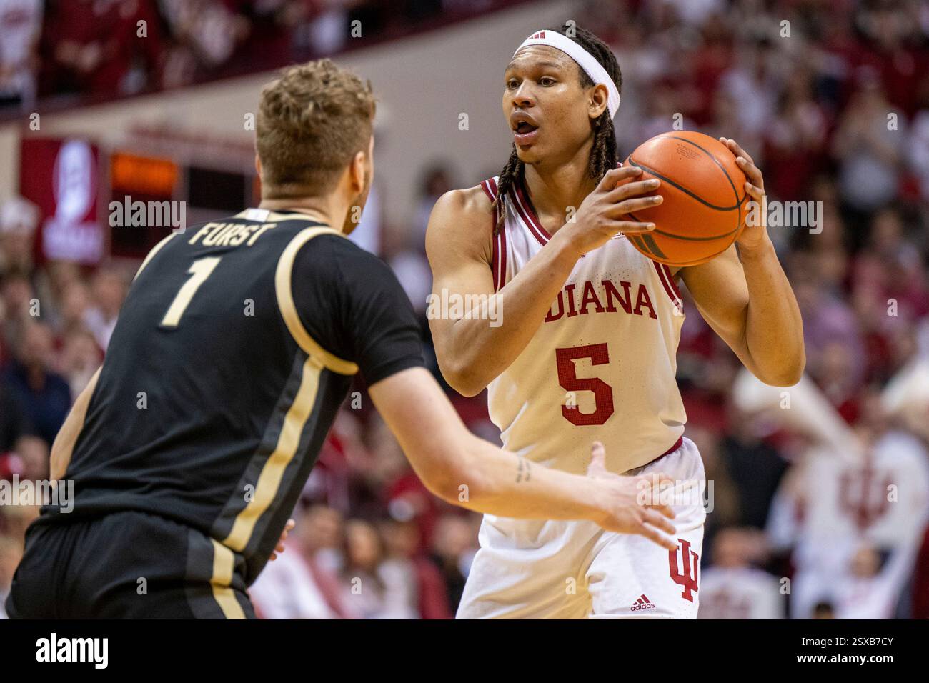 Indiana forward Malik Reneau (5) looks to pass the ball while defended ...