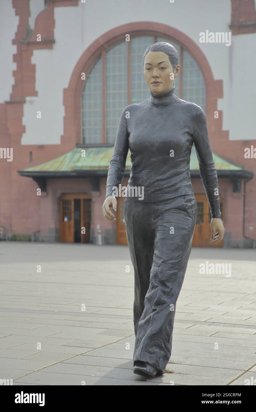 Sculpture Walking Woman by Sean Henry 2013, female figure with black ...