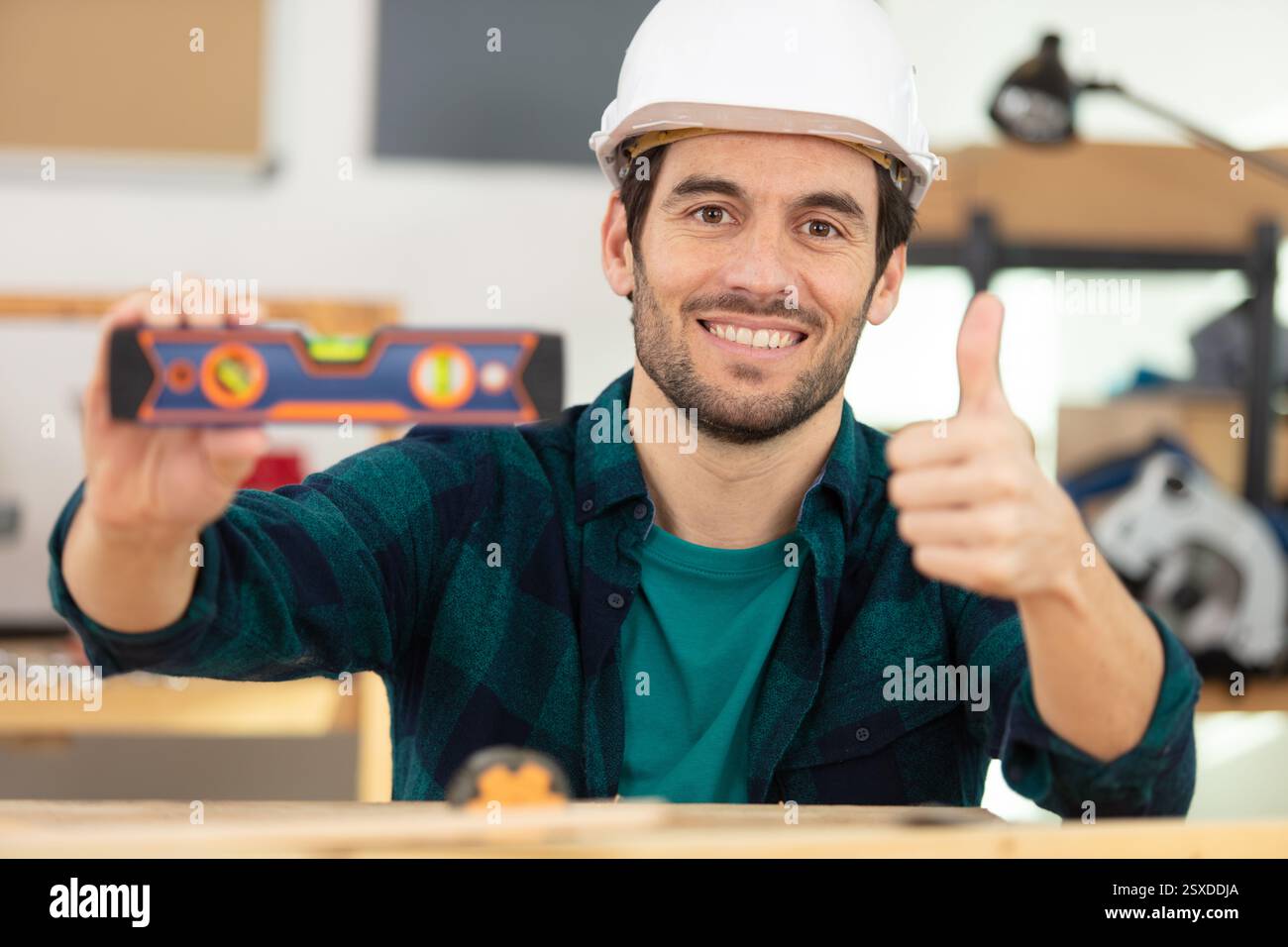 Male builder using laser level hi-res stock photography and images - Alamy