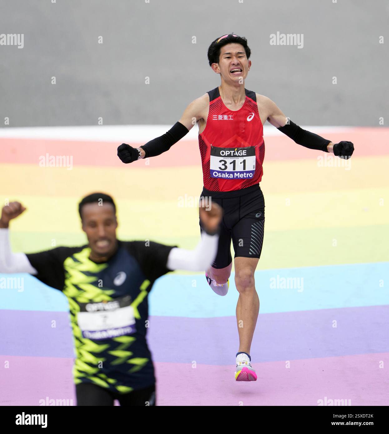Ethiopia's Yihunilign Adane (L) wins the Osaka Marathon in the western ...