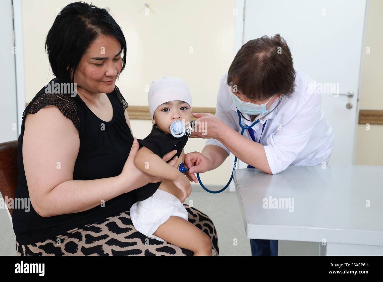 (250224) -- BISHKEK, Feb. 24, 2025 (Xinhua) -- A doctor checks a child