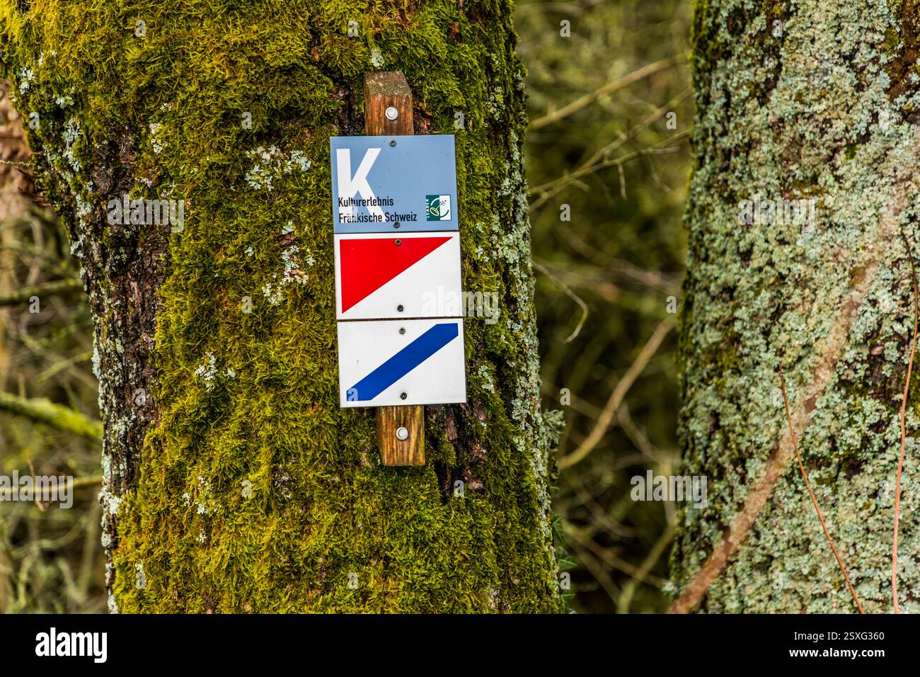 A trail marker in Fränkische Schweiz (Germany's Franconian Switzerland) shows the direction of a cultural experience. Rotbrunnenstraße, Forchheim, Bavaria, Germany Stock Photo