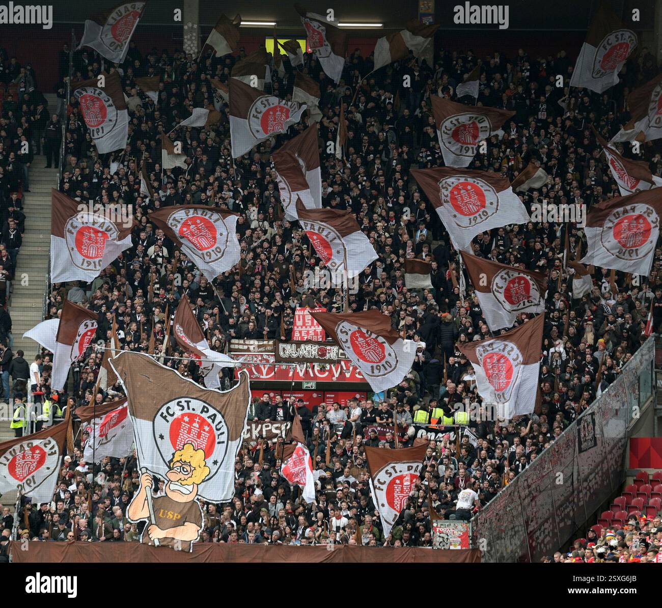 Mainz, Deutschland. 22nd Feb, 2025. Fans von St. Pauli Hamburg ...