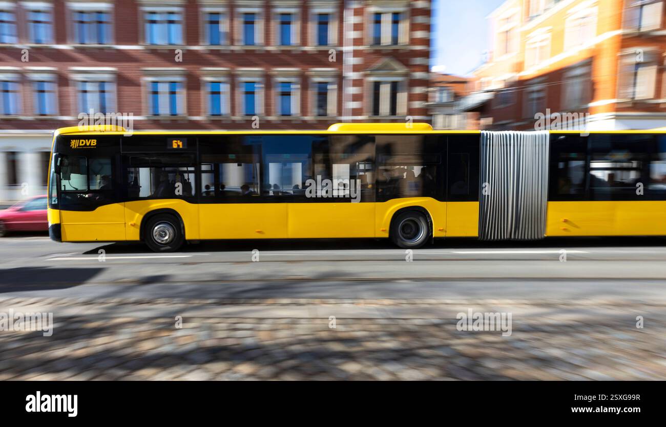 24-02-2025-deutschland-sachsen-dresden-auf-dem-foto-ein-gelber-bus