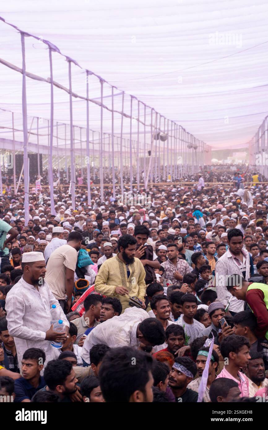 Crowds gather at Mizanur Rahman Azhari's Islamic rally Stock Photo