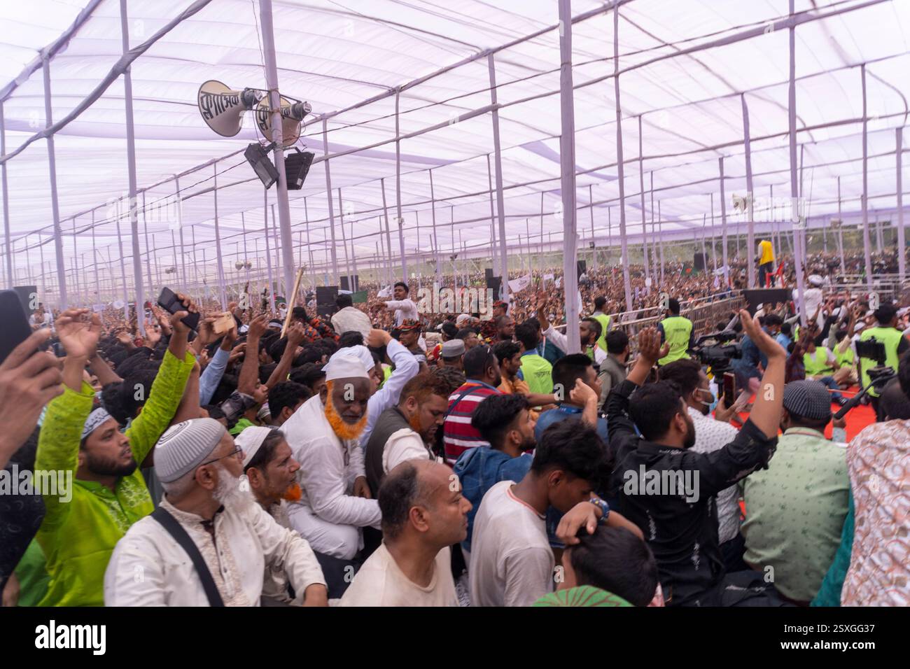 Crowds gather at Mizanur Rahman Azhari's Islamic rally Stock Photo