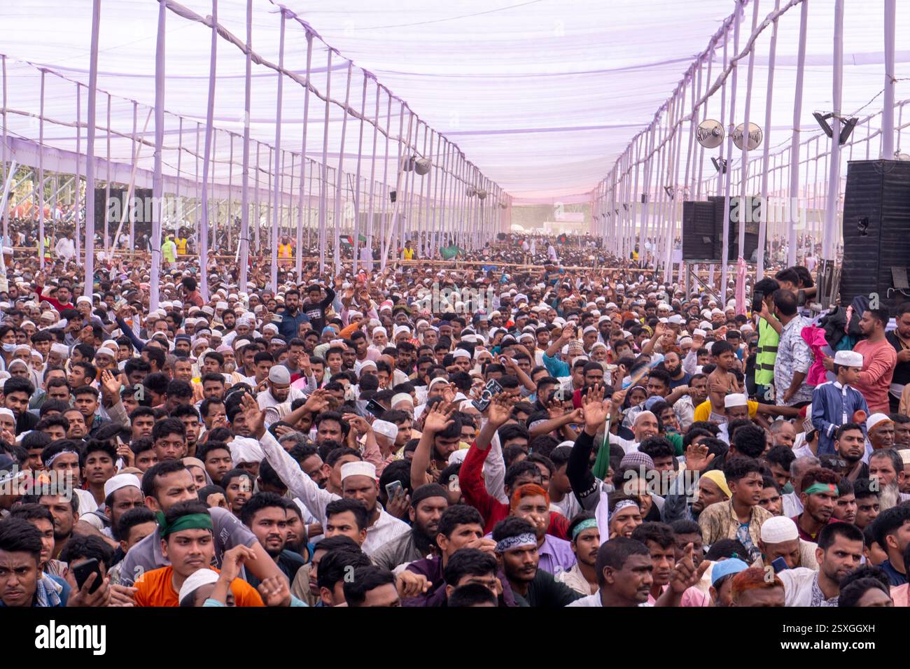Islamic Rally Crowds gather at Mizanur Rahman Azhari's Islamic rally Stock Photo - Alamy