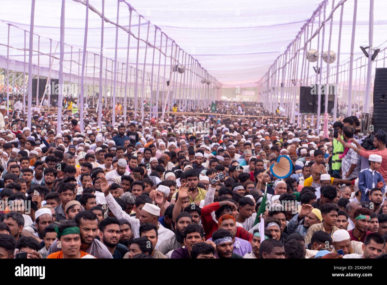 Islam Rally Crowds gather at Mizanur Rahman Azhari's Islamic rally Stock Photo - Alamy