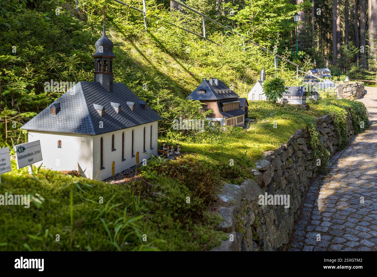 Weg durch das Geländer der Heimatecke, einer Miniaturausstellung im Freien bekannter erzgebirgischer Gebäude, hier das Kloster Zelle in Aue, Waschleit Stock Photo