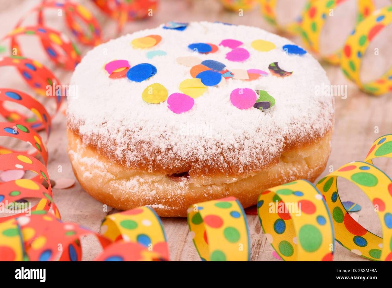 Süßer Faschingskrapfen mit Luftschlangen und Konfetti Süßer ...