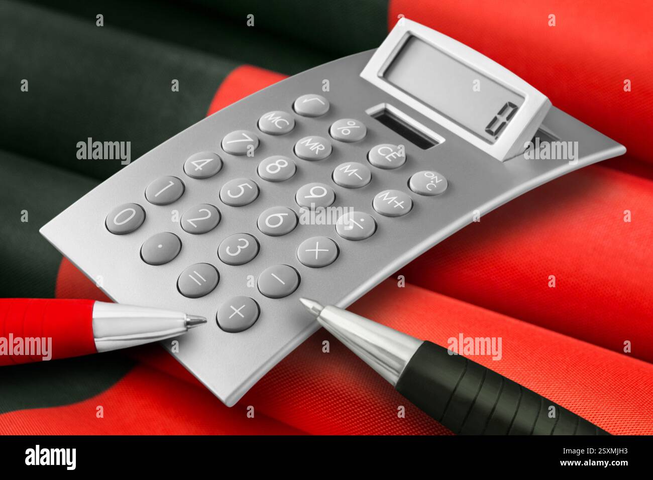 Rechner und Kugelschreiber schwarz rot Stock Photo