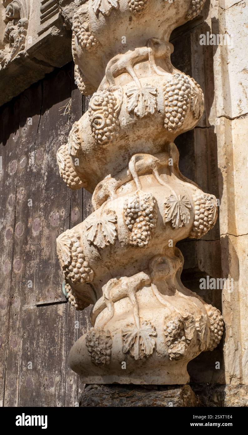 Solomonic columns hi-res stock photography and images - Alamy