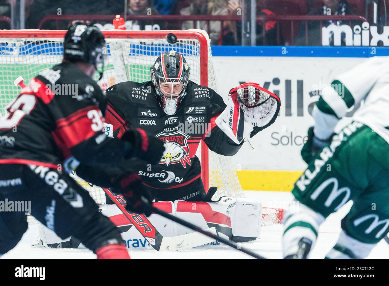 250225 Malmö Redhawks målvakt Marek Langhamer under ishockeymatchen i ...