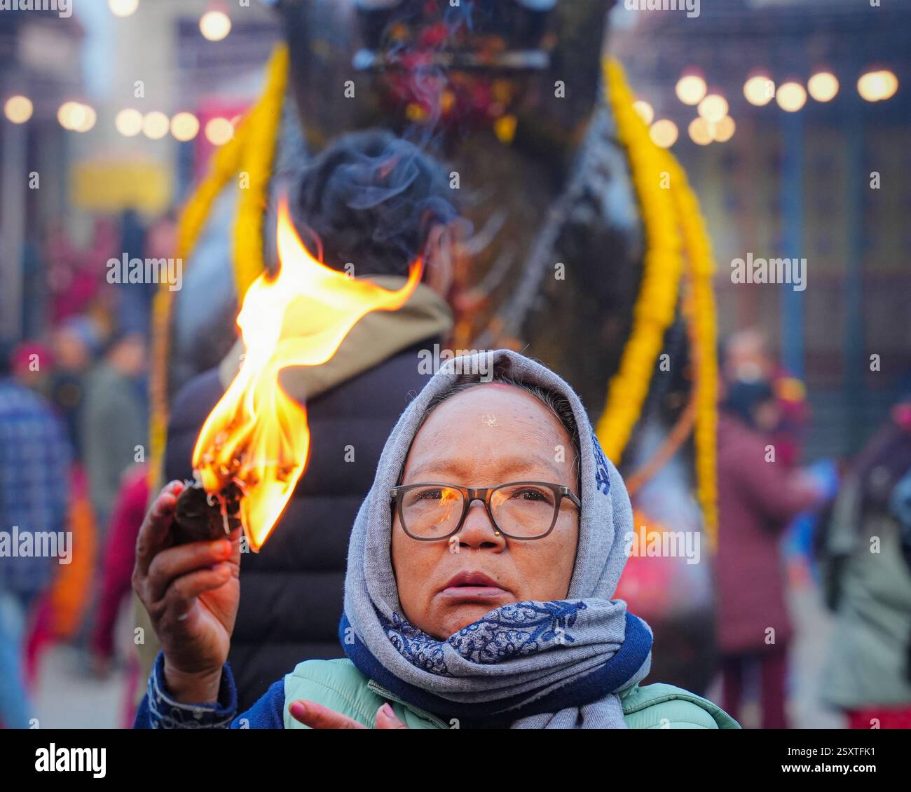 Nepal 26th Feb 2025 Hindu Devotees Offering Lamps At Doleshwor nepal-26th-feb-2025-hindu-devotees-offering-lamps-at-doleshwor