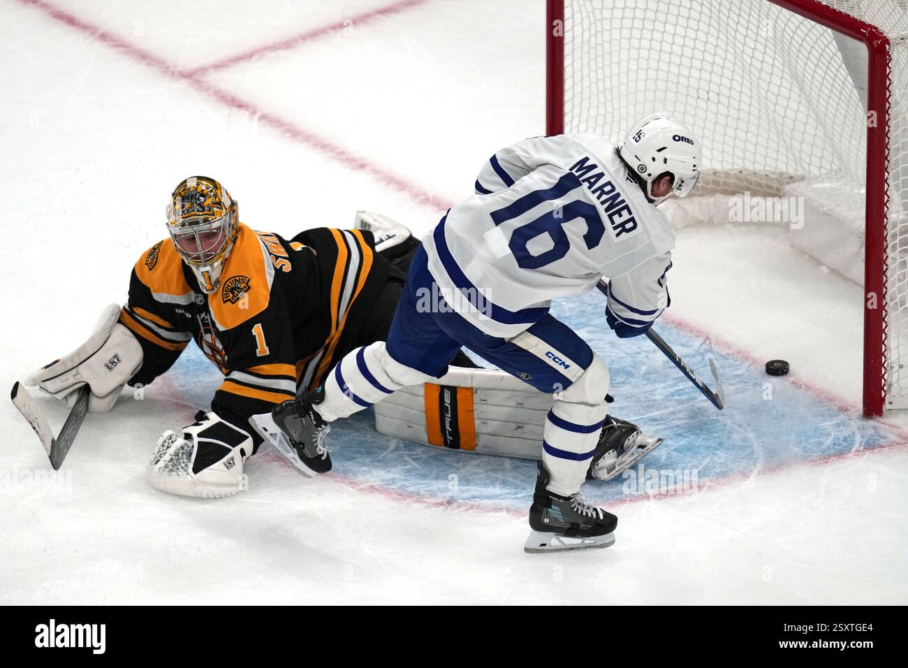 Toronto Maple Leafs right wing Mitch Marner (16) scores the game ...