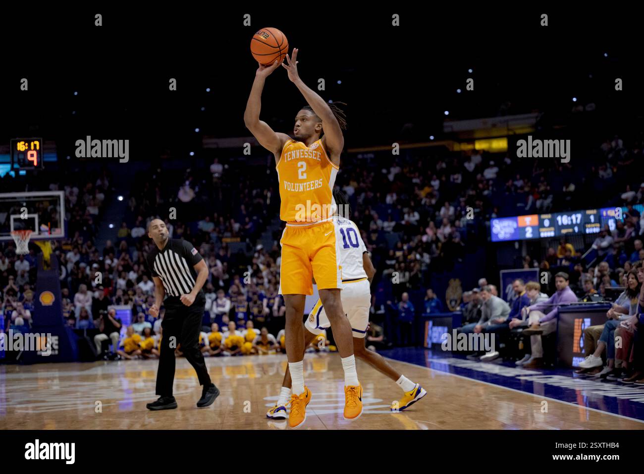Tennessee guard Chaz Lanier (2) shoots a three point basket next to LSU ...