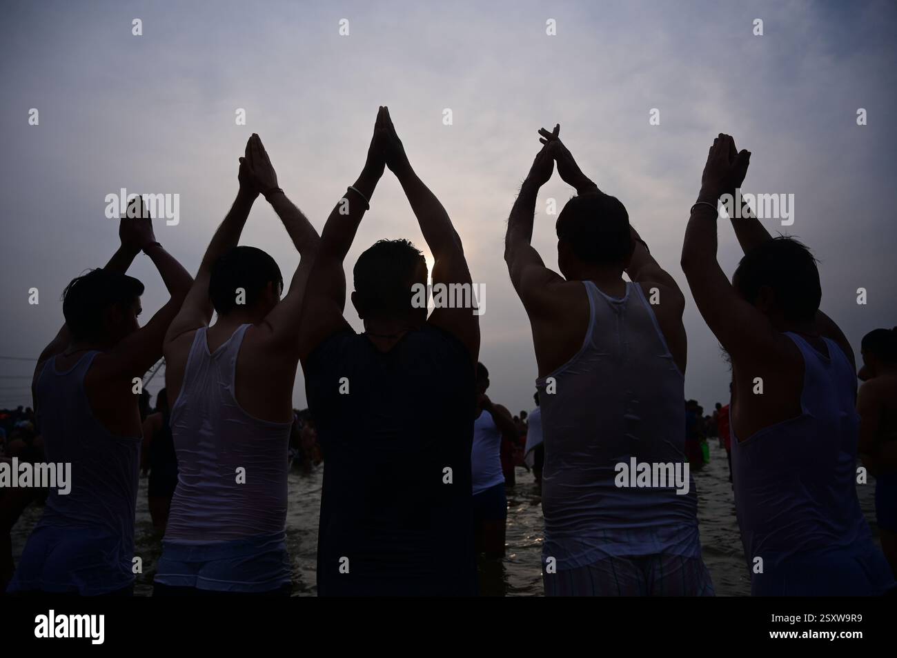 Prayagraj, Uttar Pradesh, India. 26th Feb, 2025. Prayagraj: Devotees ...