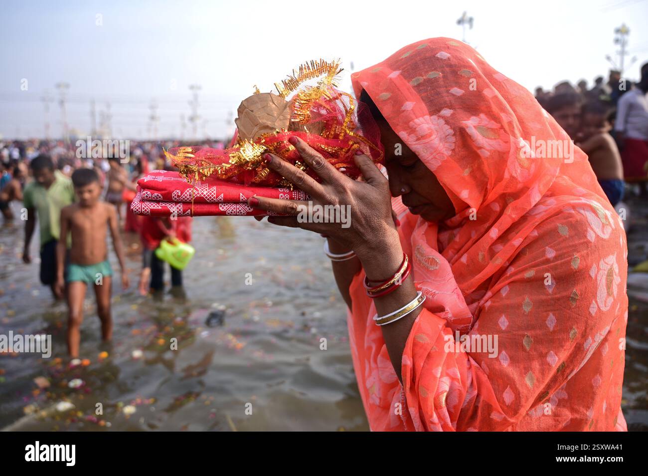 Prayagraj, Uttar Pradesh, India. 26th Feb, 2025. Prayagraj: Devotees ...