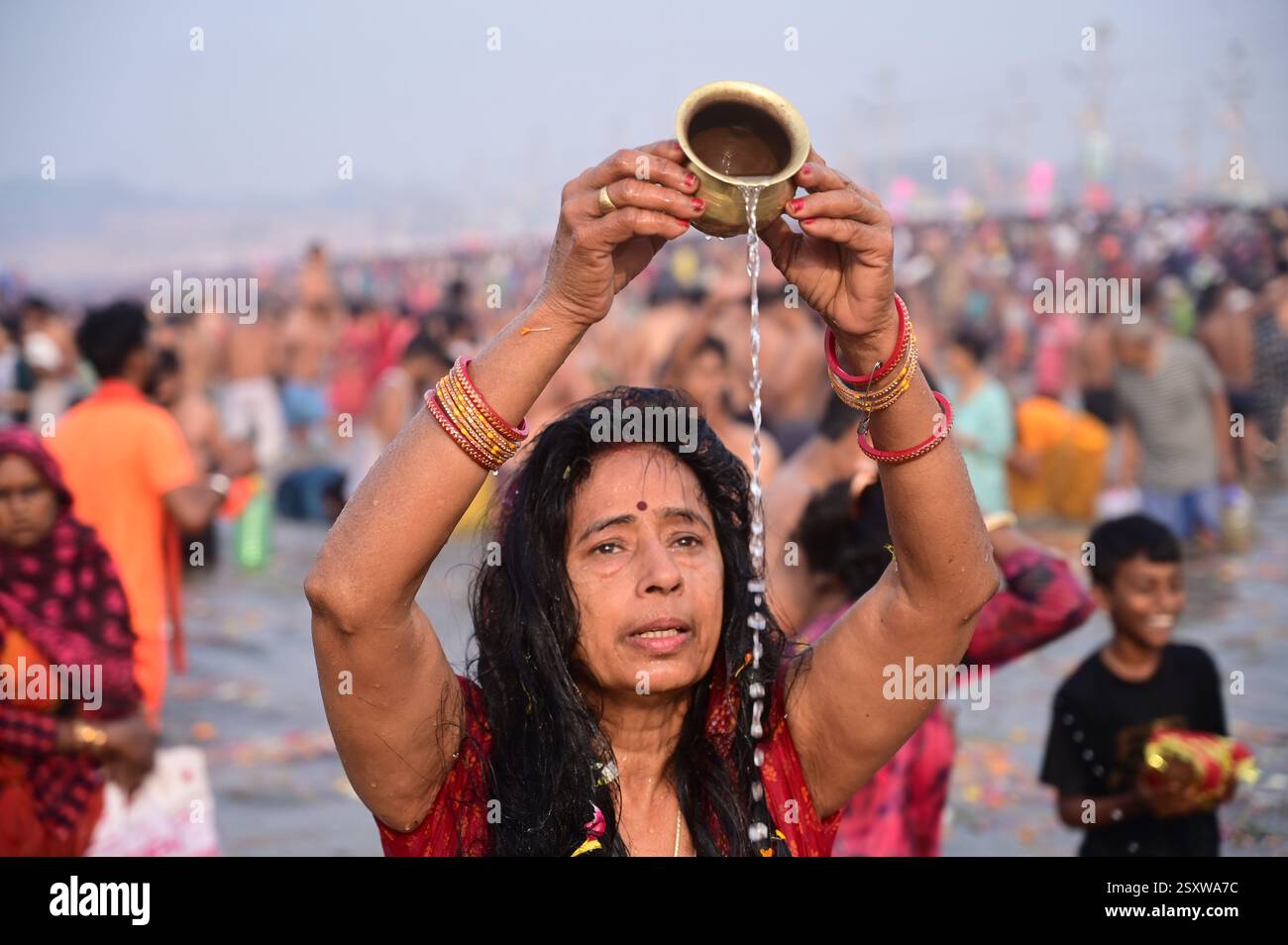 Prayagraj, Uttar Pradesh, India. 26th Feb, 2025. Prayagraj: Devotees ...