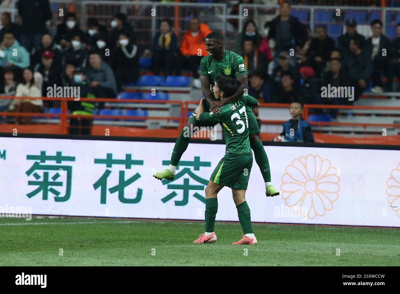 Beijing Guoan Football Club defeated Yunnan Yukun Football Club with 2 ...